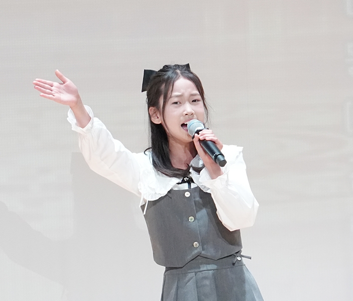 �߱� �渲�� ����� �߾Ӽ��б� ������ �л� ��â.